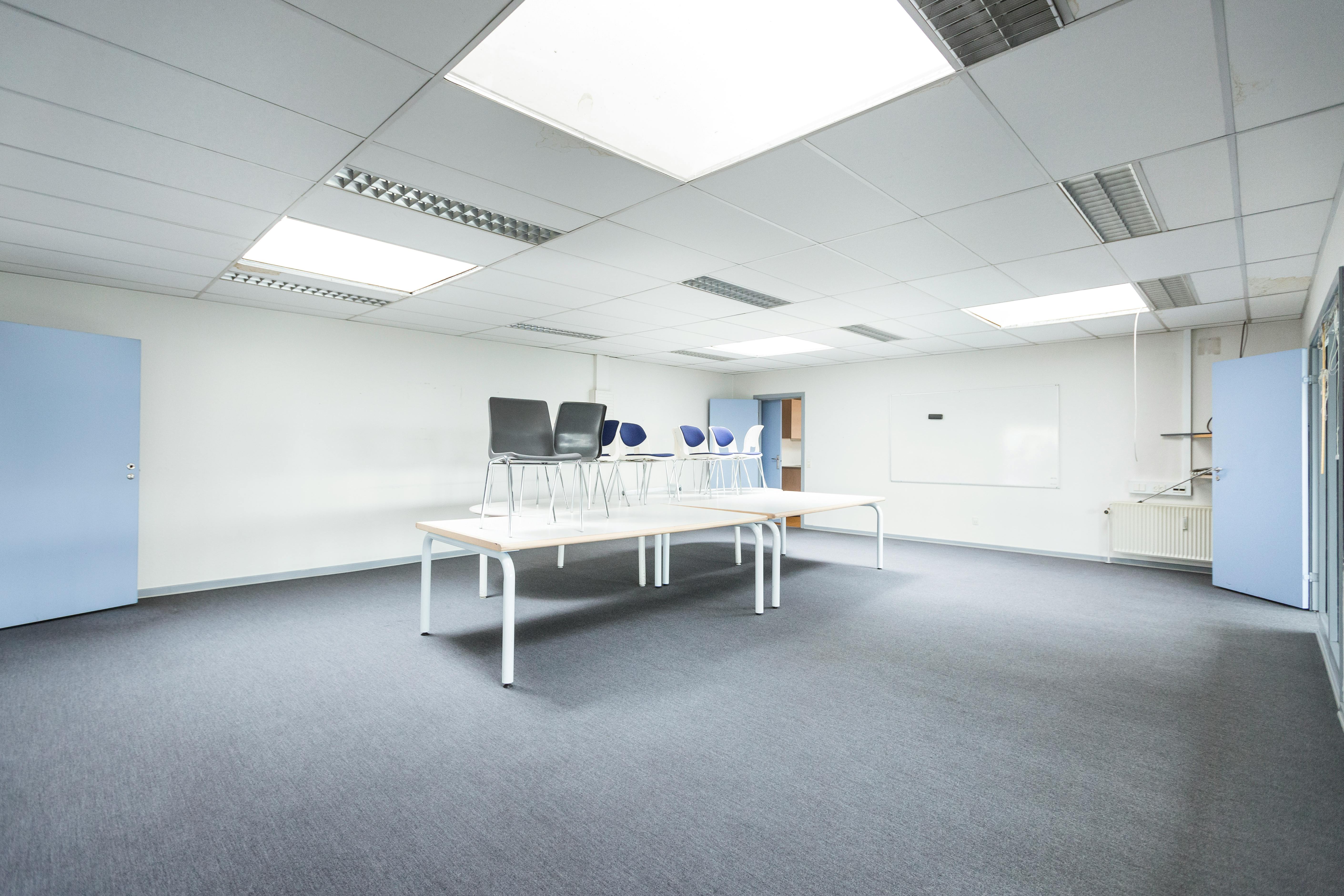 Nettoyage, désinfection des meubles et nettoyage en profondeur de la moquette d'une salle de réunion