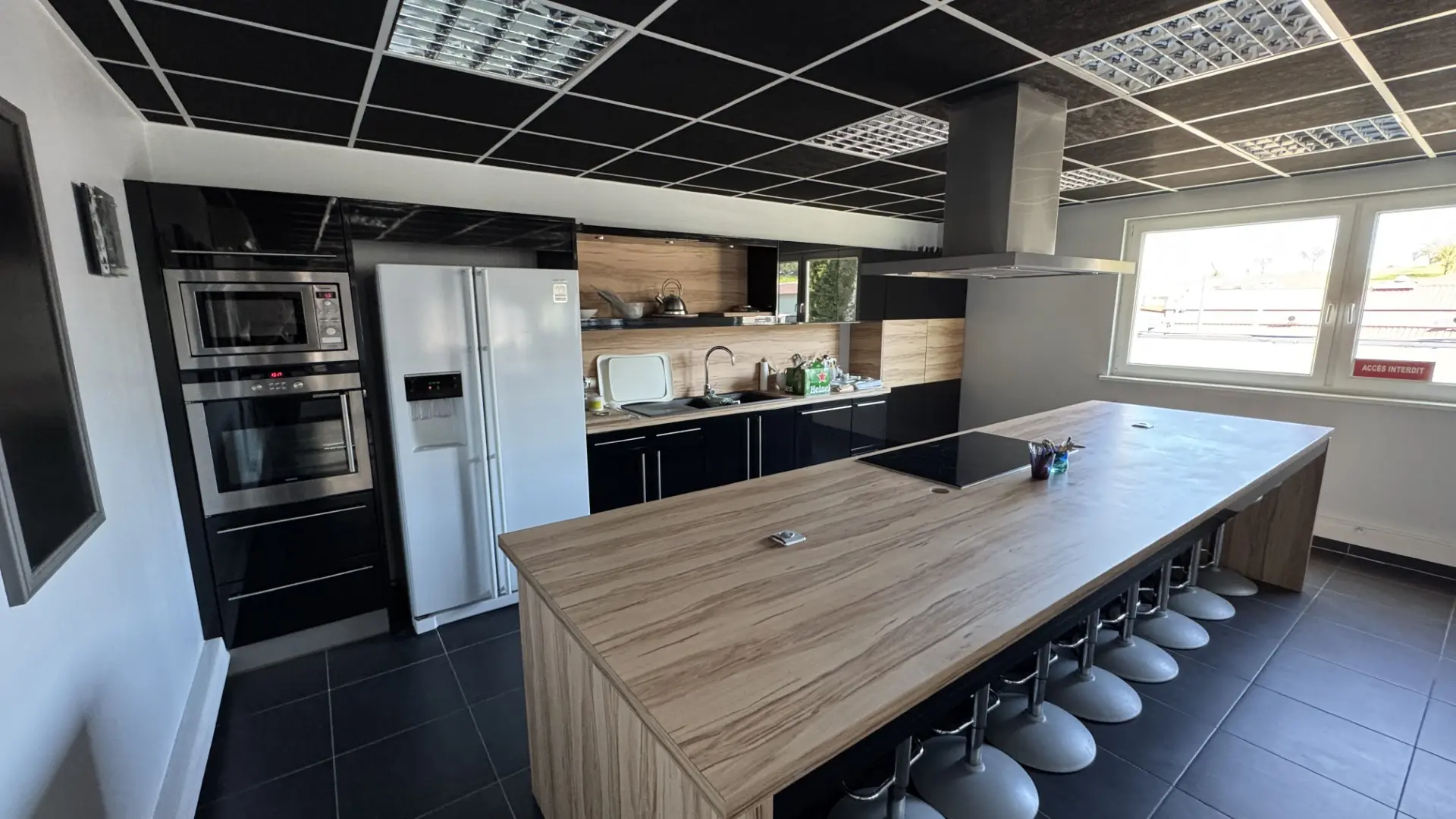 Nettoyage d'une cuisine d'entreprise y compris appareils électroménagers, frigidaire et sols carrelé