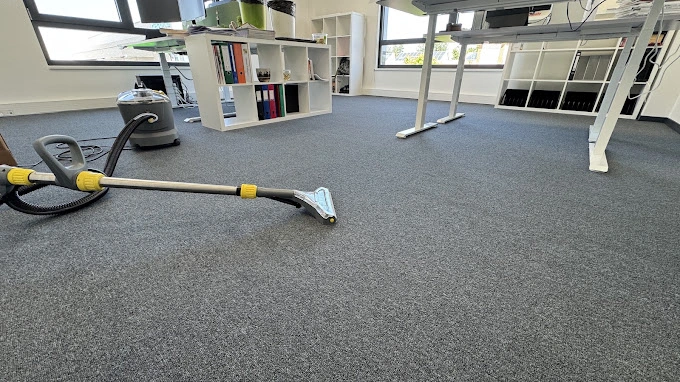 Nettoyage et désinfection du sol en moquette d'un bureau