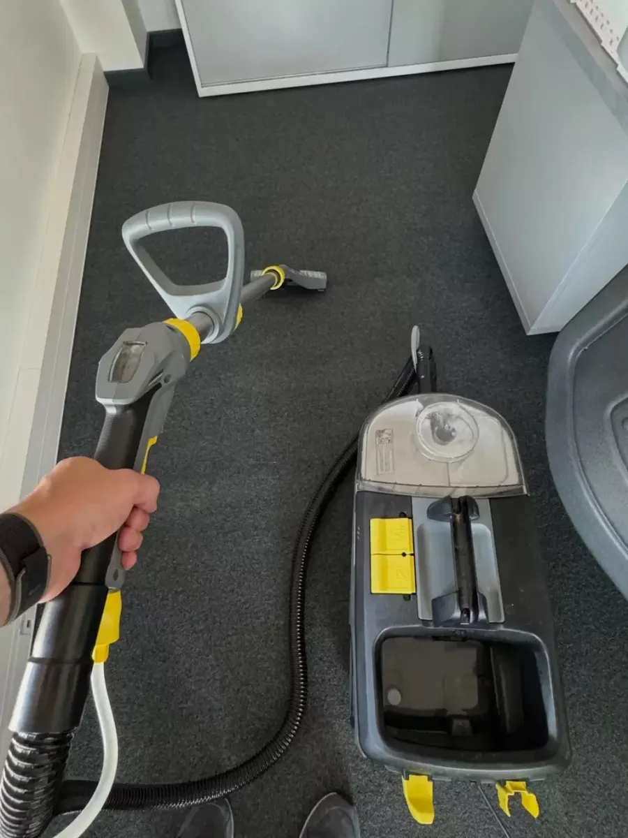 Shampouineuse sur un sol en moquette dans des bureaux à Haguenau
